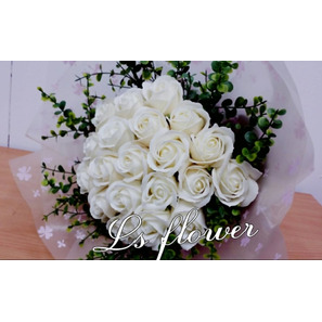 米白玫瑰花束